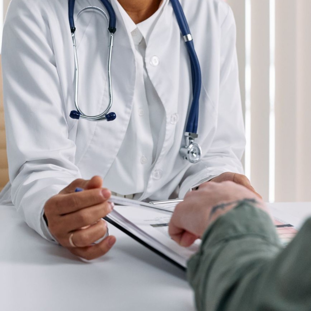 Une mÃ©decin et son patient lors d'une consultation