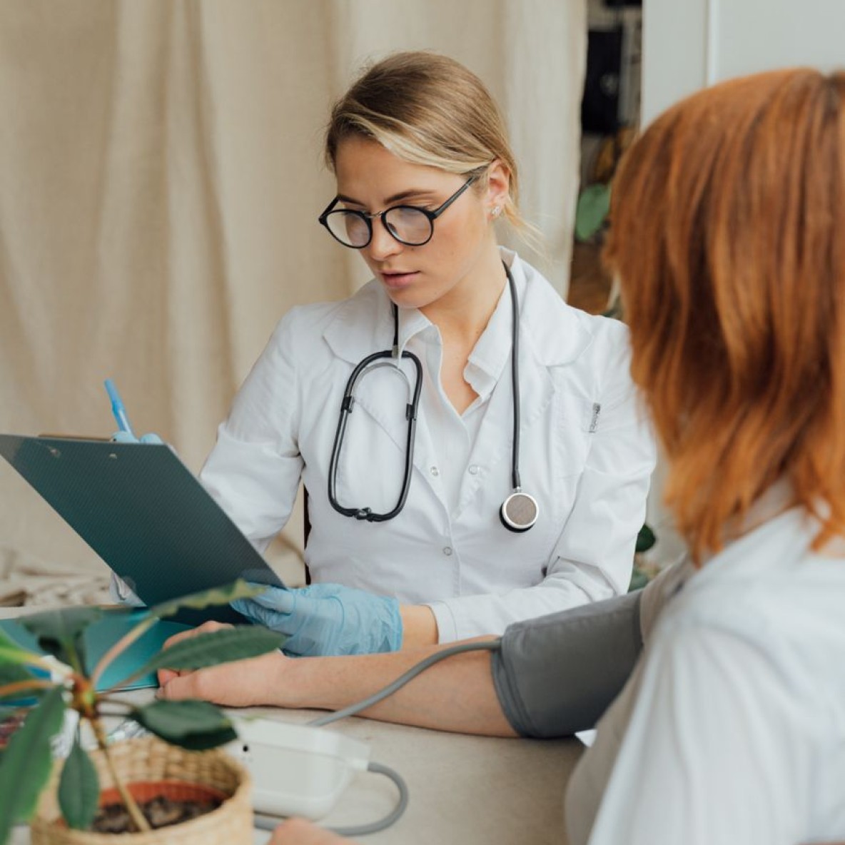 Une mÃ©decin de la Maison de SantÃ© avec une patiente