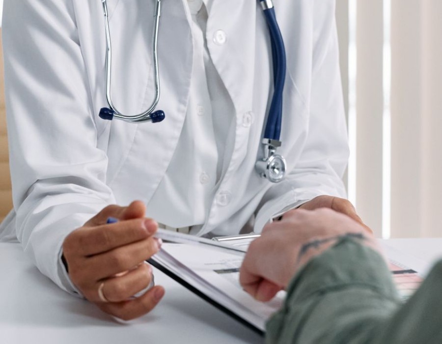 Une professionnelle de santÃ© lors d'une consultation